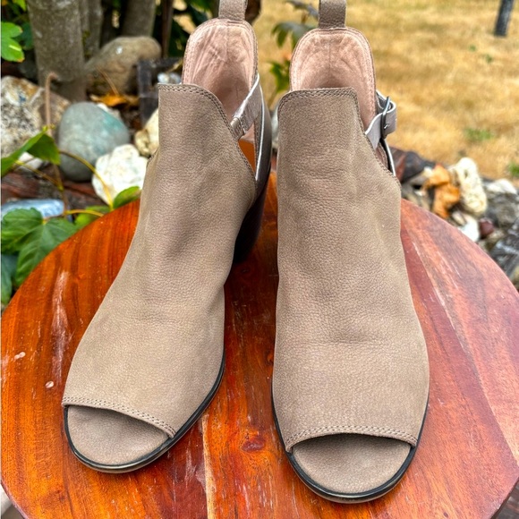 Lucky Brand size 8.5 Tan Suede Mules with Open-Toe Design - Picture 2 of 13